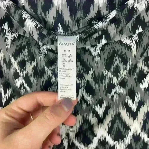 SPANX Sunshine Gray Ikat Pull On Shorts 4” Quick Dry Stretch Pants WOMENS M - Picture 4 of 9